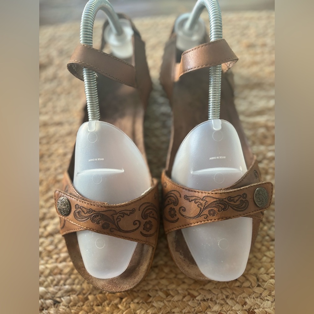 Dansko Vintage Leather cutout Sandals Women's Size 39(9) with Metal buttons been